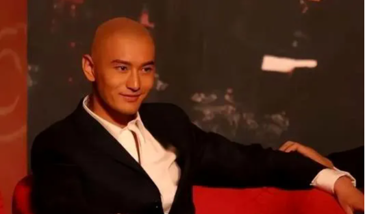 黄晓明现身青岛被拍,一头浓密黑发却是假发,假发分层很明显(黄晓明假发套)-第4张图片-九妖电影 黄晓明现身青岛被拍,一头浓密黑发却是假发,假发分层很明显(黄晓明假发套)-第4张图片-九妖电影