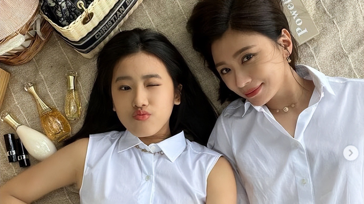 弱精的爸，易孕的妈！继承50亿资产的梧桐妹，真给贾静雯长脸了