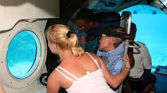 霍金被曝“登岛”背后：科学巨匠的争议人生与萝莉岛真相