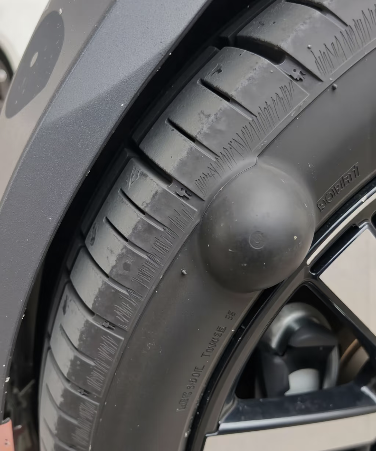 轮胎鼓包千万别凑合！修车师傅告诉你其中的巨大风险