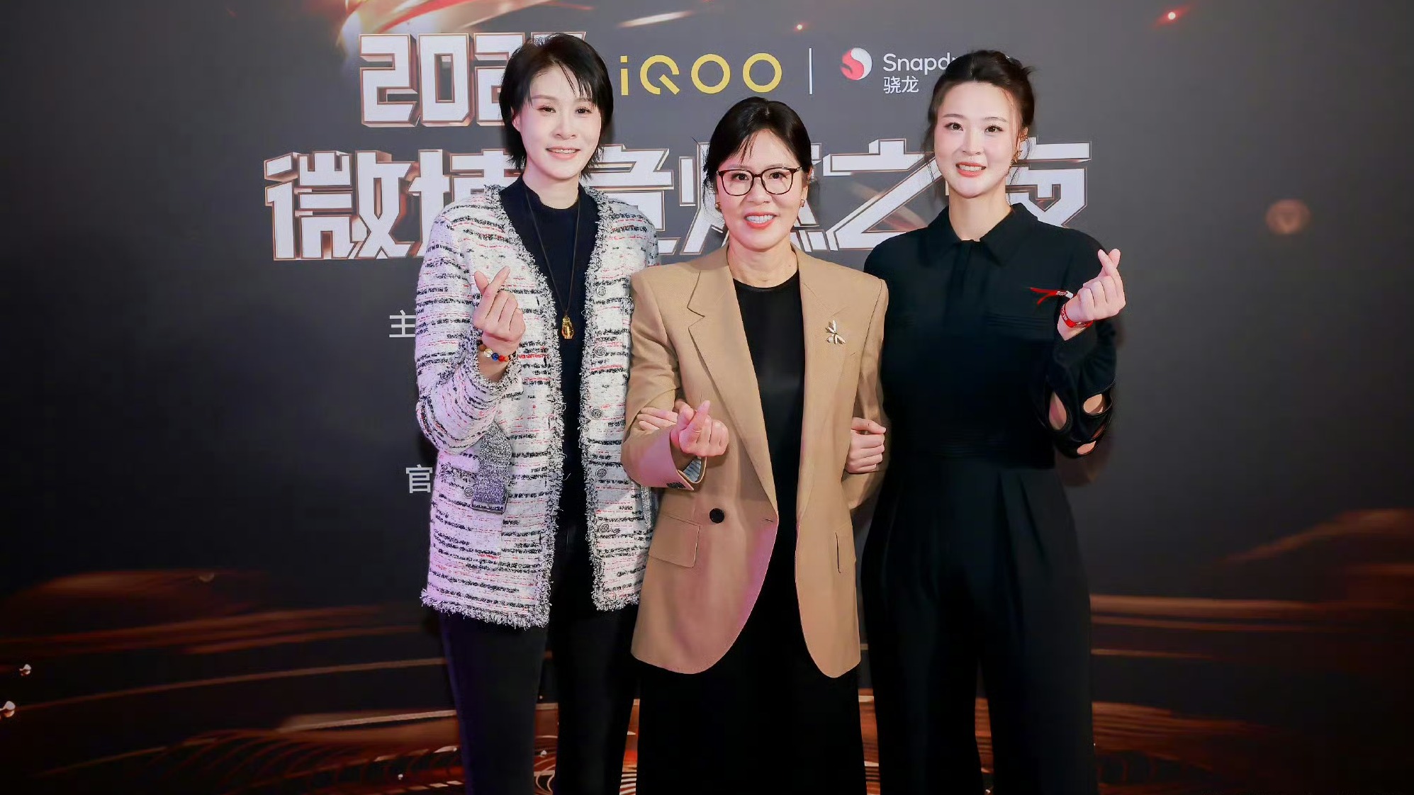 赵蕊蕊晒照！三代奥运冠军相聚，郎平打扮干练，惠若琪成熟