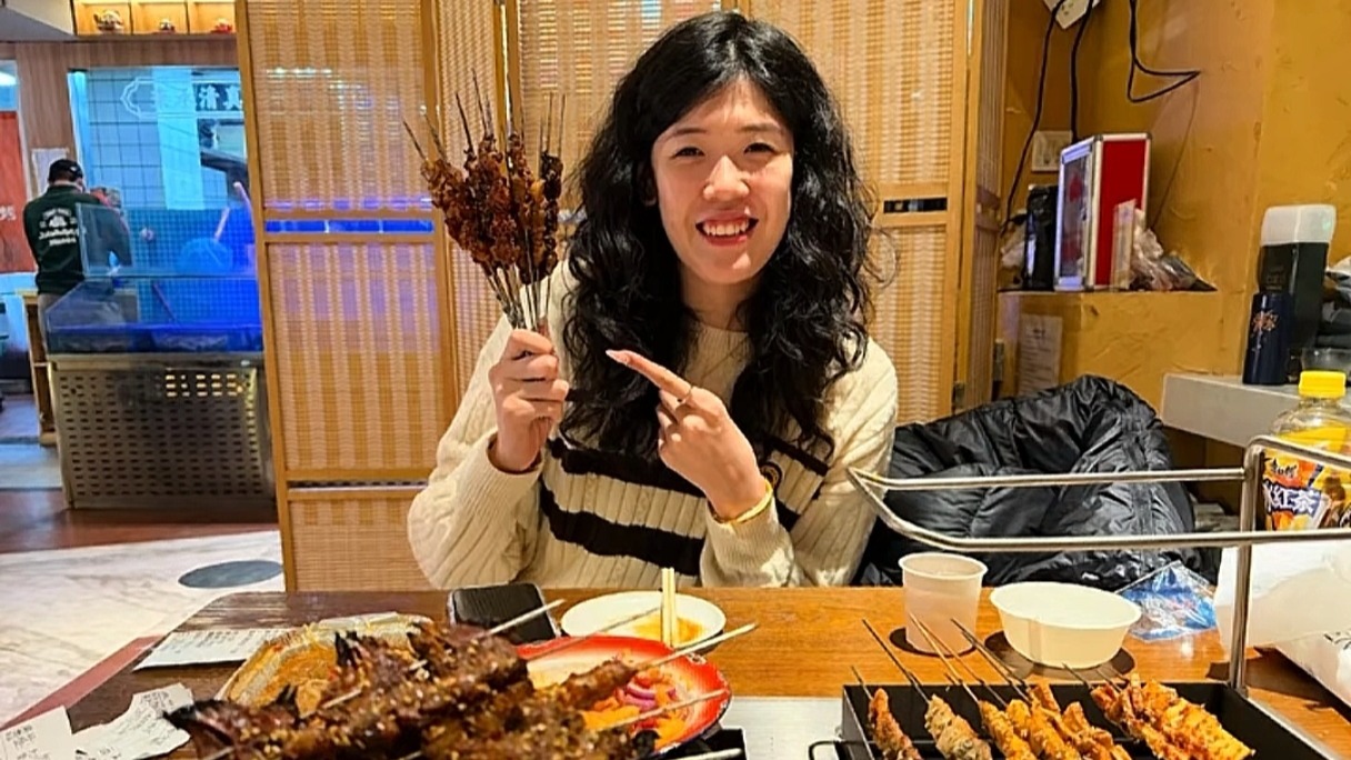 李盈莹回老家跨年！烫发显成熟，看二人转表演，吃美食心情大好