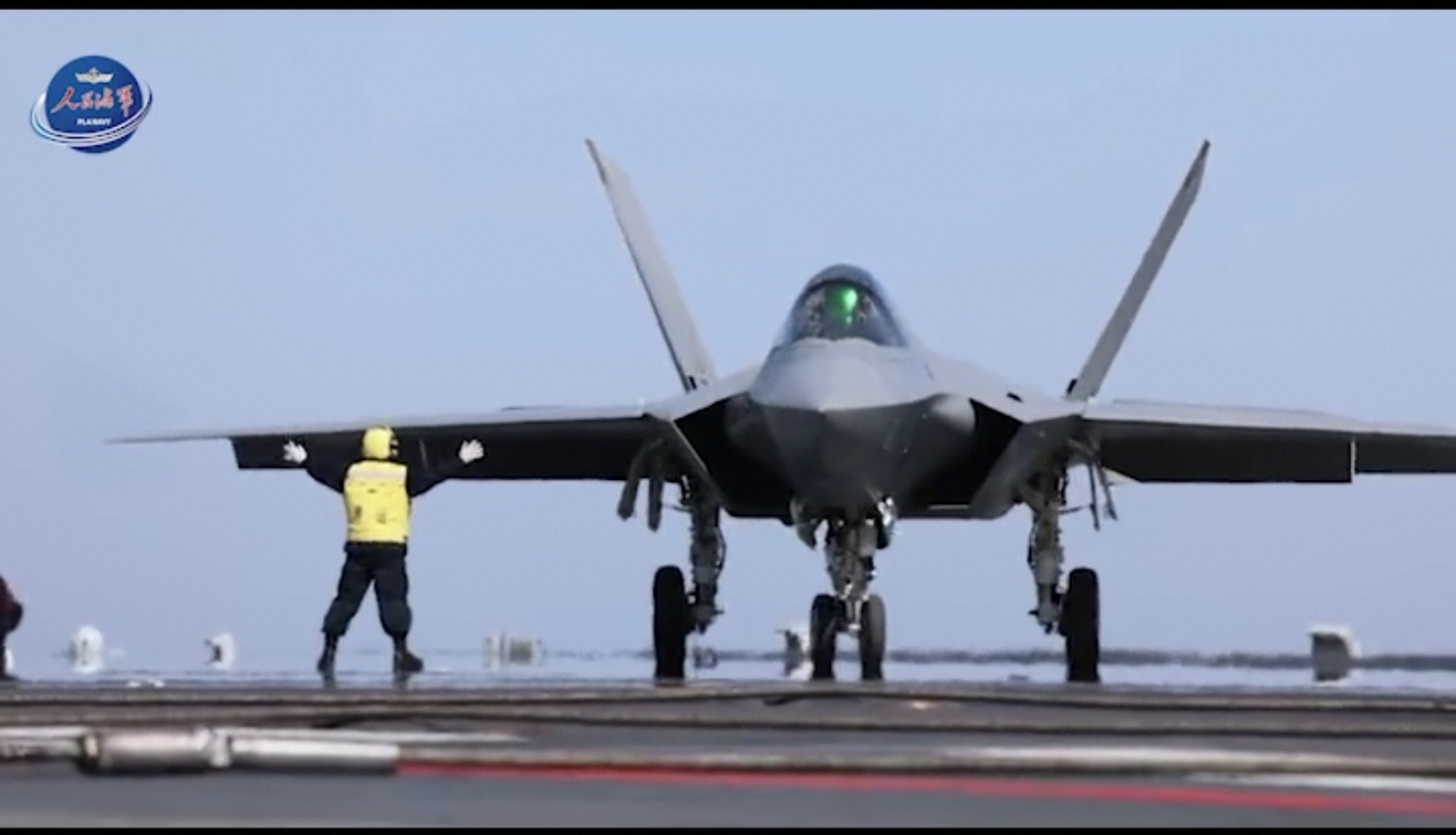 电磁弹射三型舰载机，福建舰开启中国海空协同新纪元