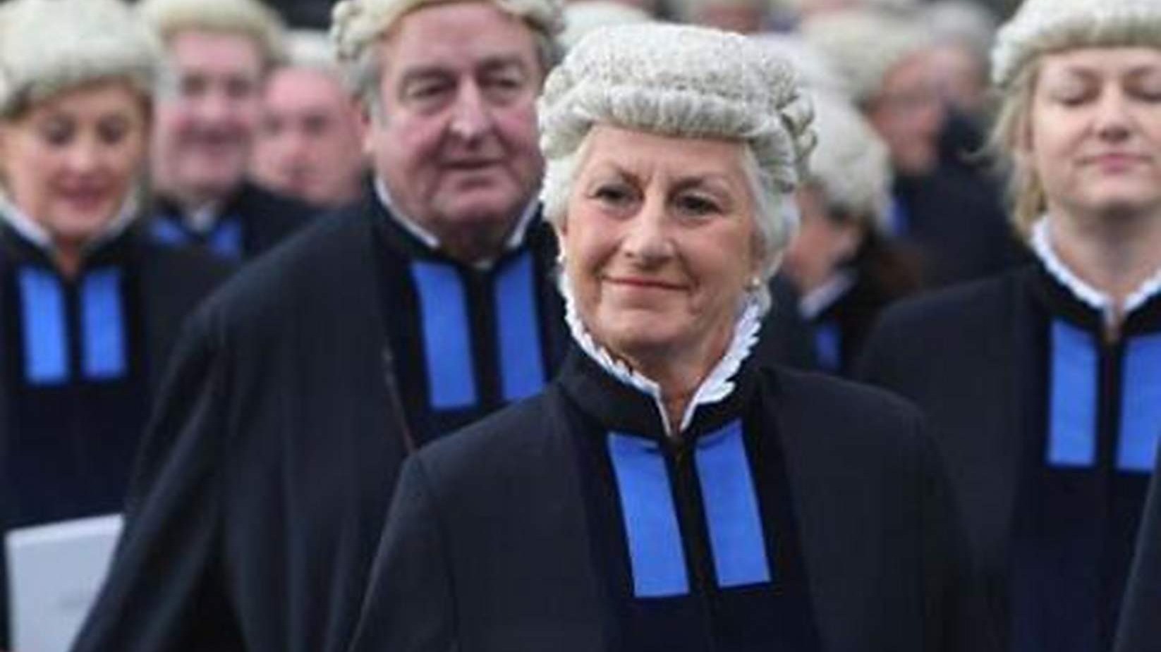 持续350年了，英国律师终于告别"假发秀"！