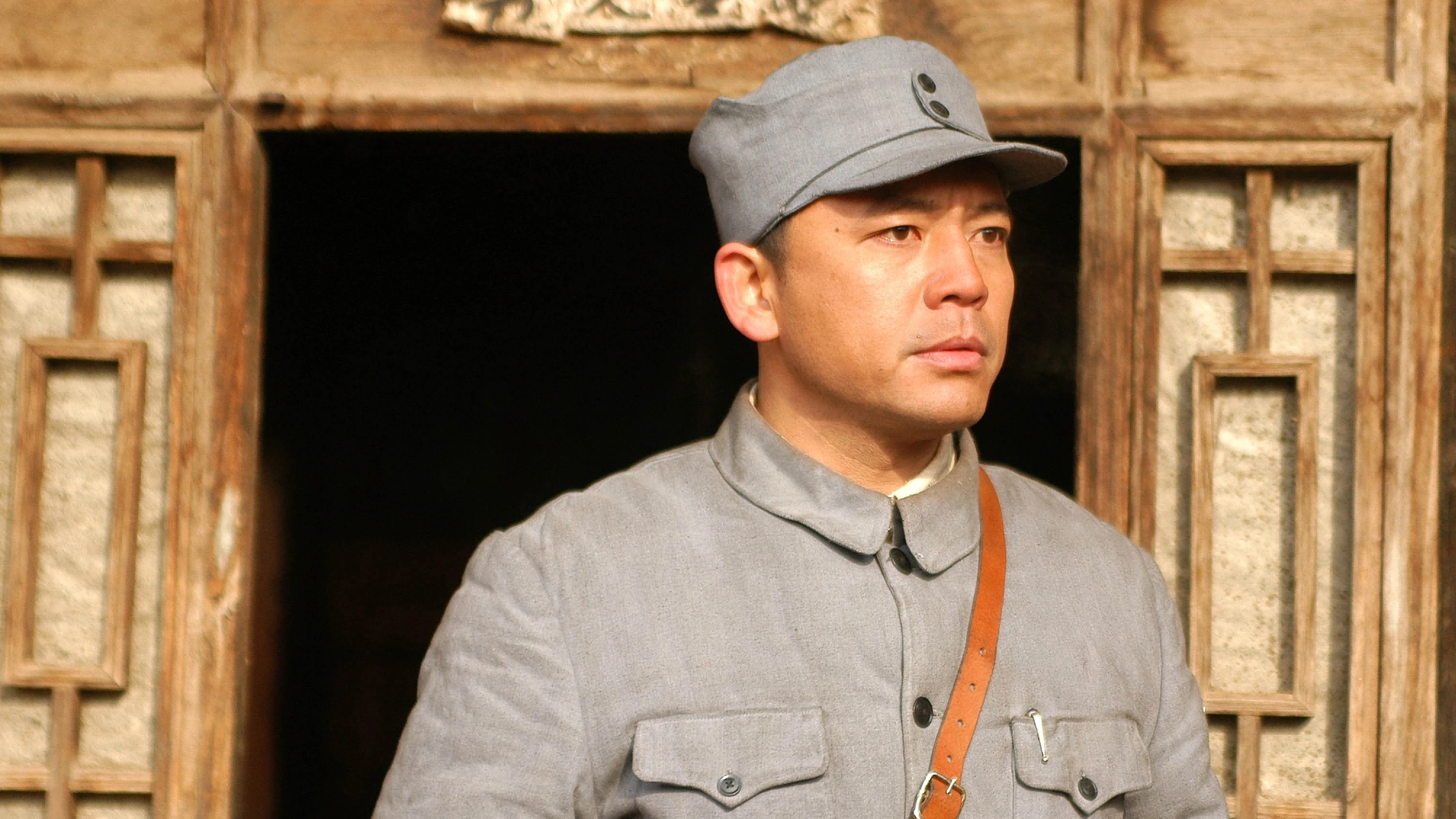 国家一级演员何政军，结婚33年0绯闻，看他妻子是谁就明白了