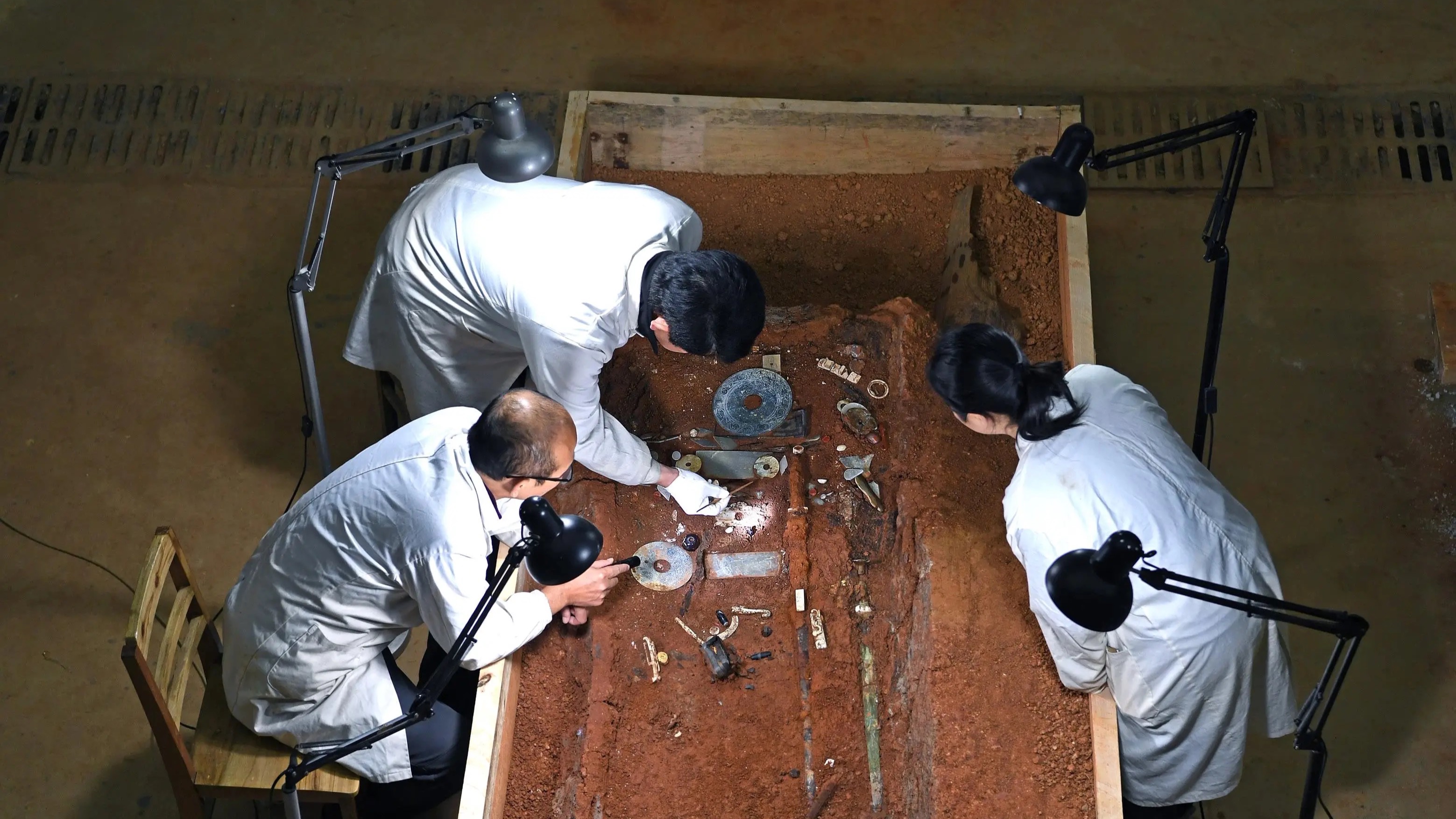 千年古墓被挖开，考古人员发现疑似穿越之物，如今禁止出境展览