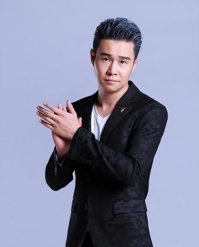 44岁小沈阳现身故宫，没人认出还找保镖清道 网友嘲讽：谱真大