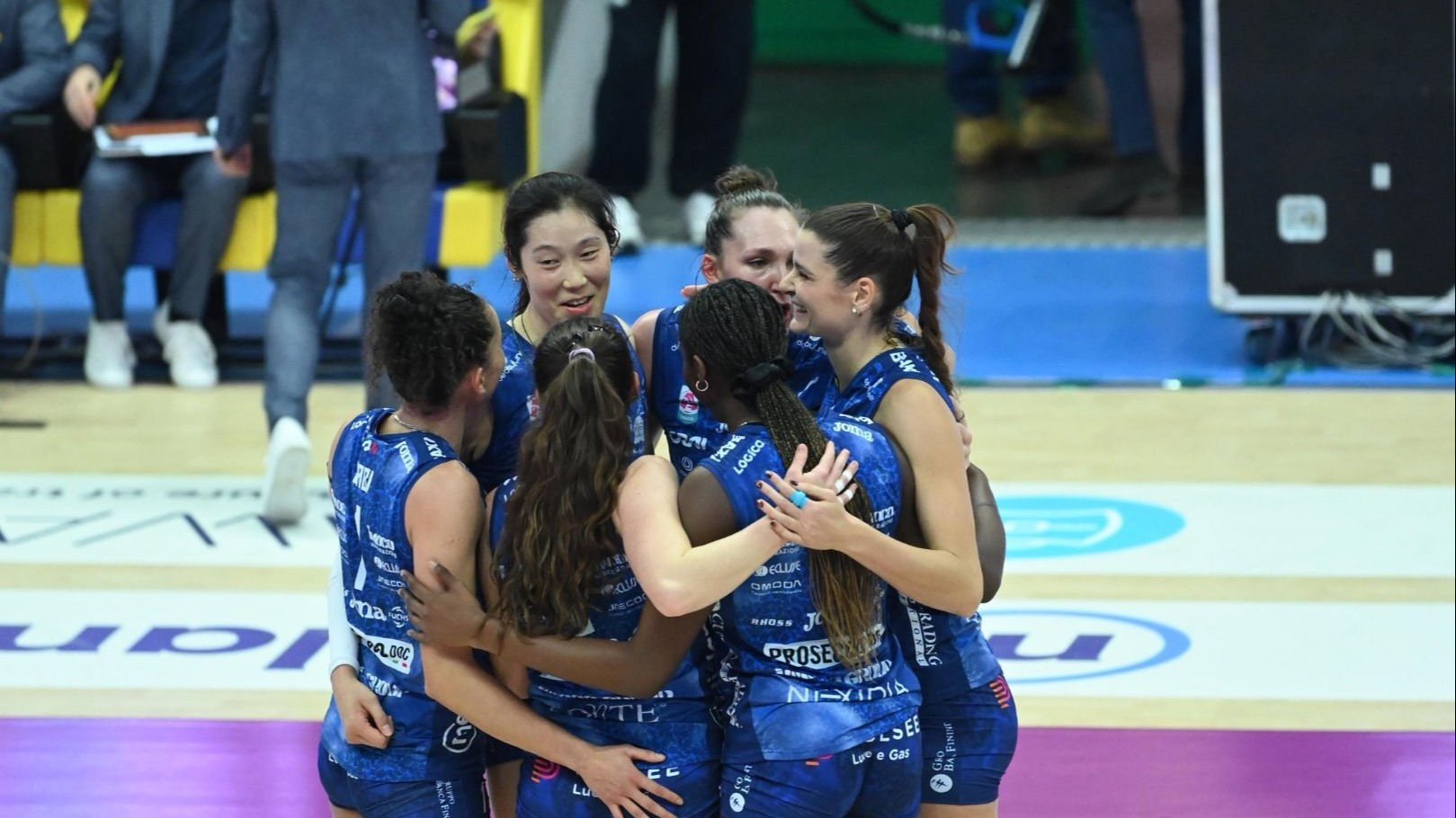 3：0！朱婷荣膺MVP，科内拒绝爆冷，庄宇珊10分，拦网摔倒险受伤