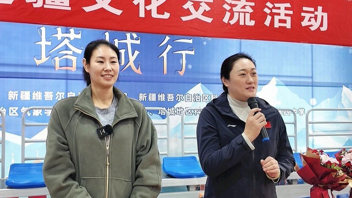颜妮现身新疆，携手刘亚男推广排球，两人对比明显，新职位不高