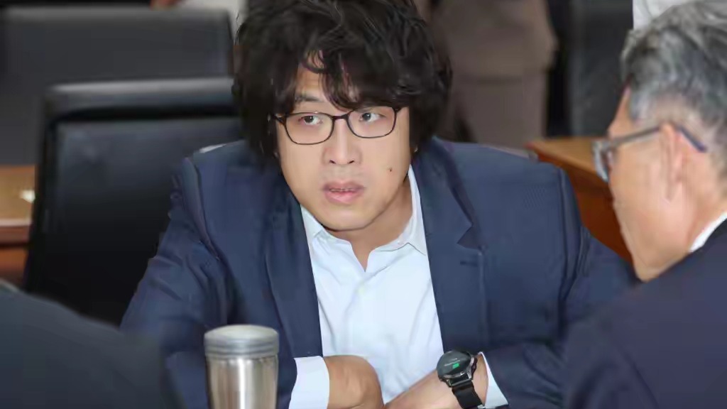 曹兴诚要推荐沈伯洋参选台北市长？国民党讽: 走不出台湾的瘫痪市长