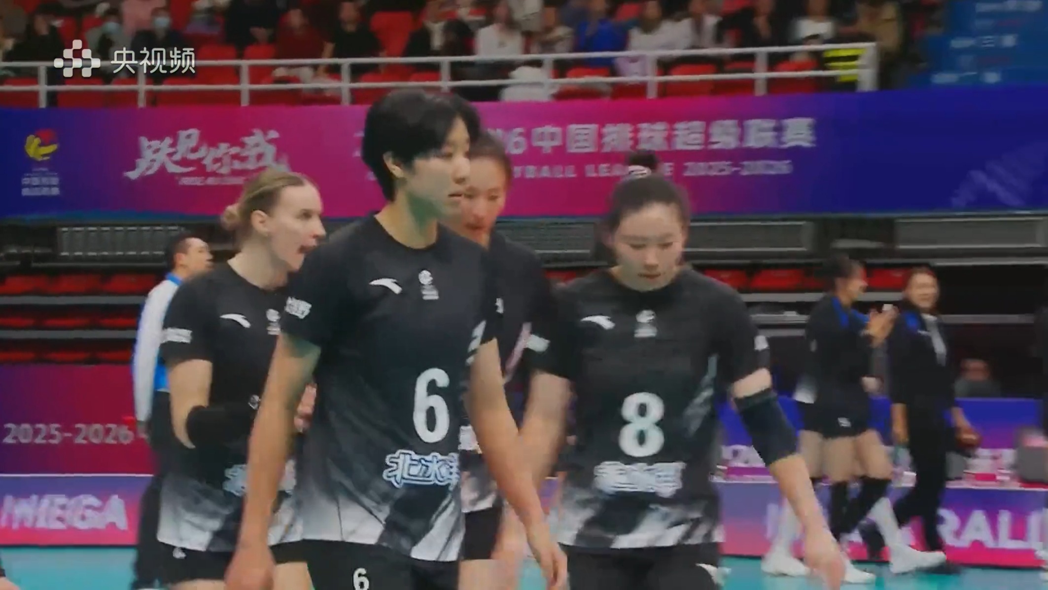 3：2！董禹含28分，曾春蕾坐镇教练组，北京女排爆冷逆转山东