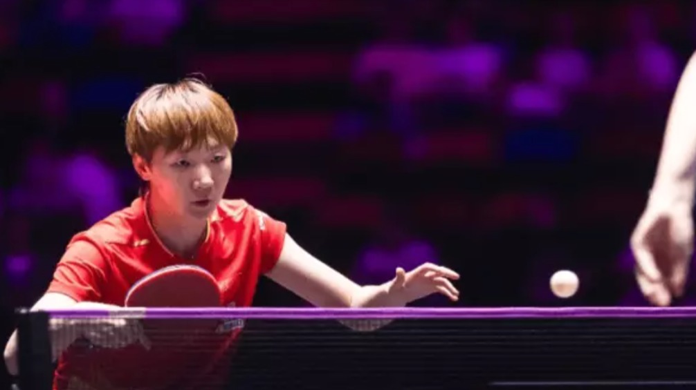 王曼昱3-0横扫孙颖莎陪练何卓佳，晋级中国大满贯32强！