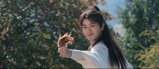 杨洋粉丝开冲曹骏。

这真是被魏大勋掀桌掀怕了，因为《凡人修仙传》释出的MV中多