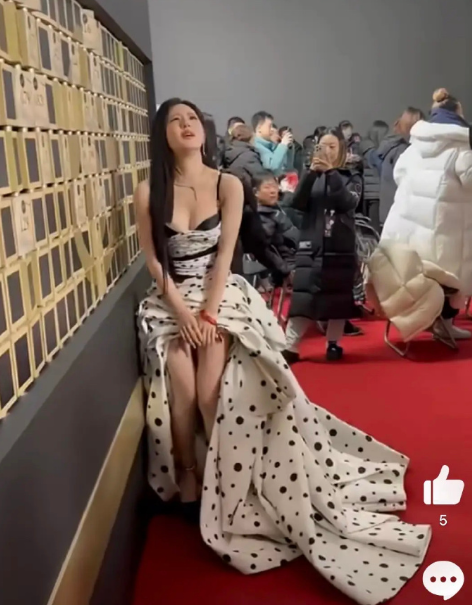 赵露思的小动作怎么这么多总给人一种上不了台面的感觉 ​​​