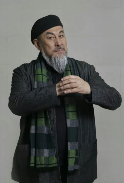 1990年，“关羽”陆树铭正在拍戏时，突然天降大雨，他向剧组请假回家关窗。到了家
