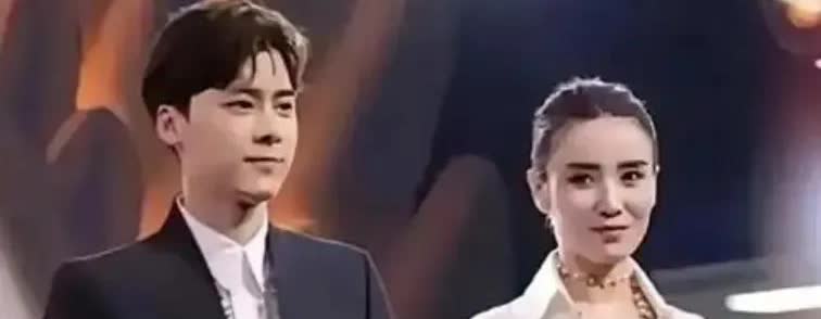 近日，有资讯透露称演员宋佳已悄然迈入婚姻之列，其伴侣乃青年导演王伟。追溯往昔，宋