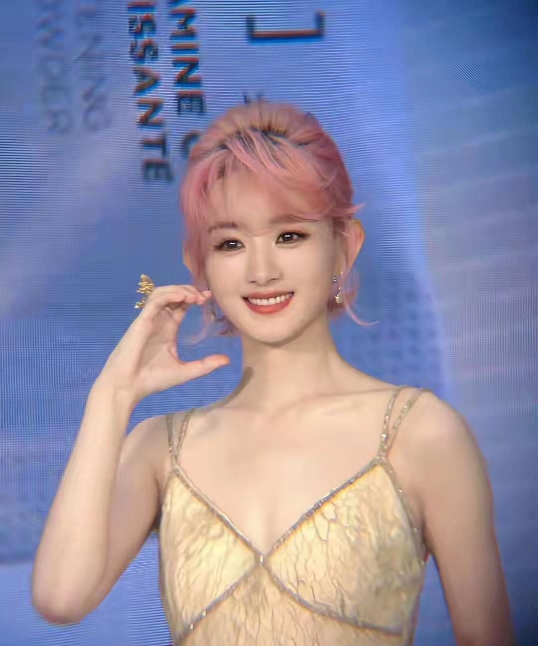 赵丽颖这波反差萌真是笑不活了！粉丝喊她脸颊比心，结果这姐们儿纠结半天，愣是比了个