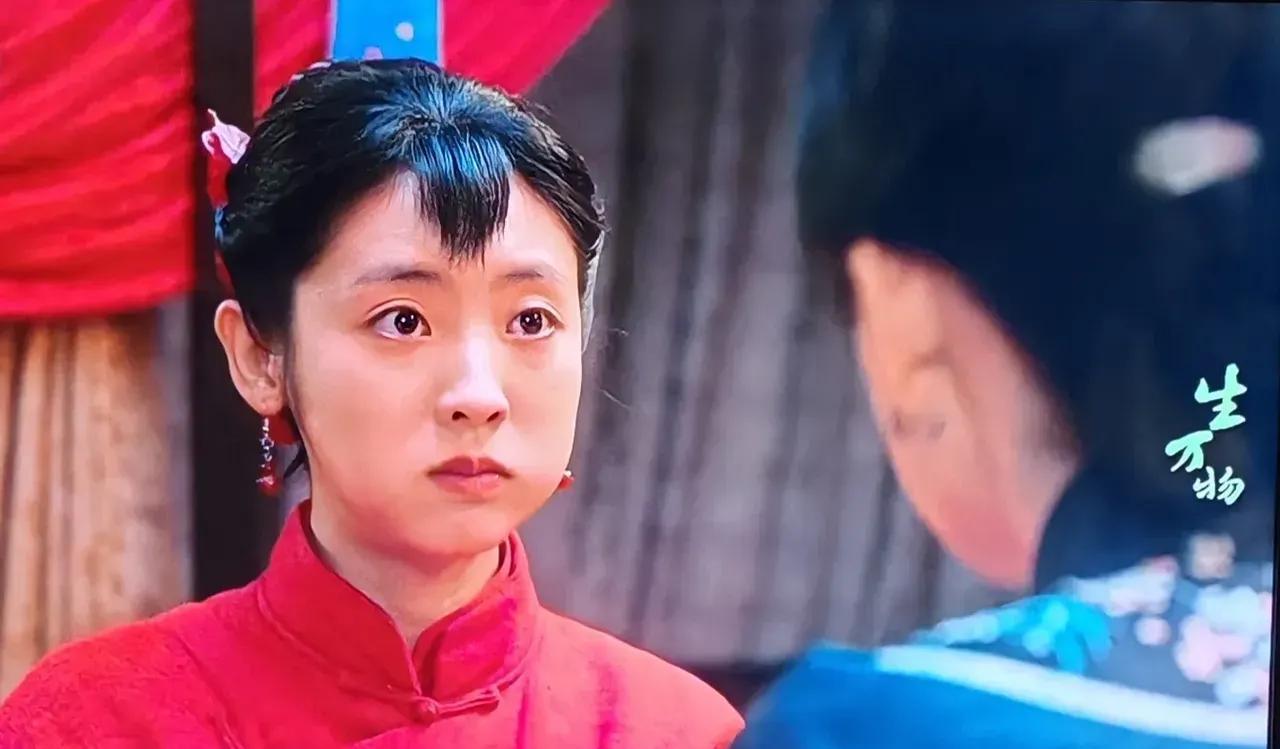 在《生万物》当中，邢菲扮演的妹妹苏苏，看起来大大咧咧的，也确实挺可怜。
这个人物