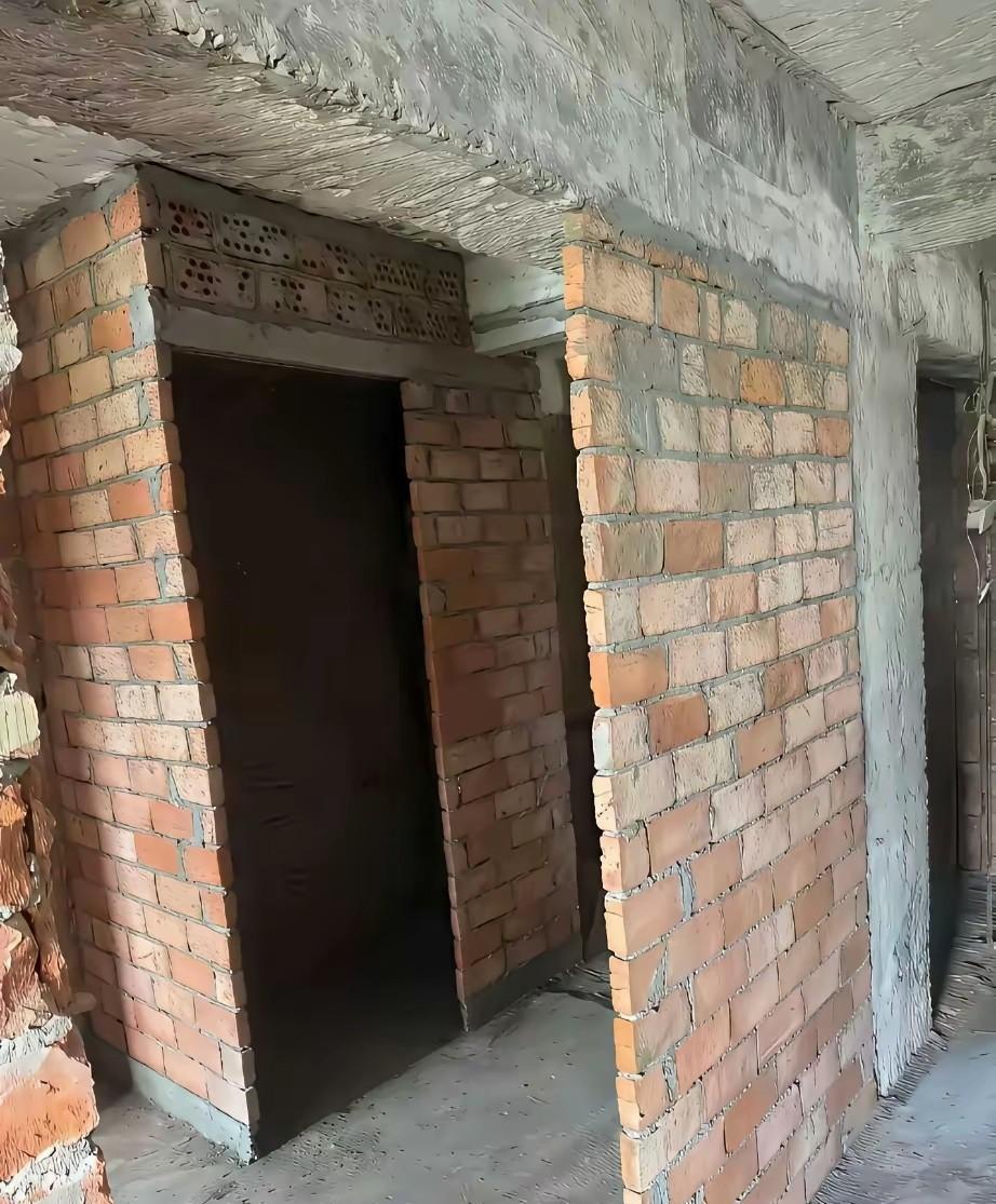 看到这面墙，你有没有想突然跑过去推倒的冲动？