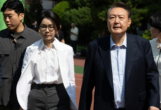 面对16项疑点，韩国前第一夫人决定不躲了！
当地时间6月27日，一直以抑郁症和呼