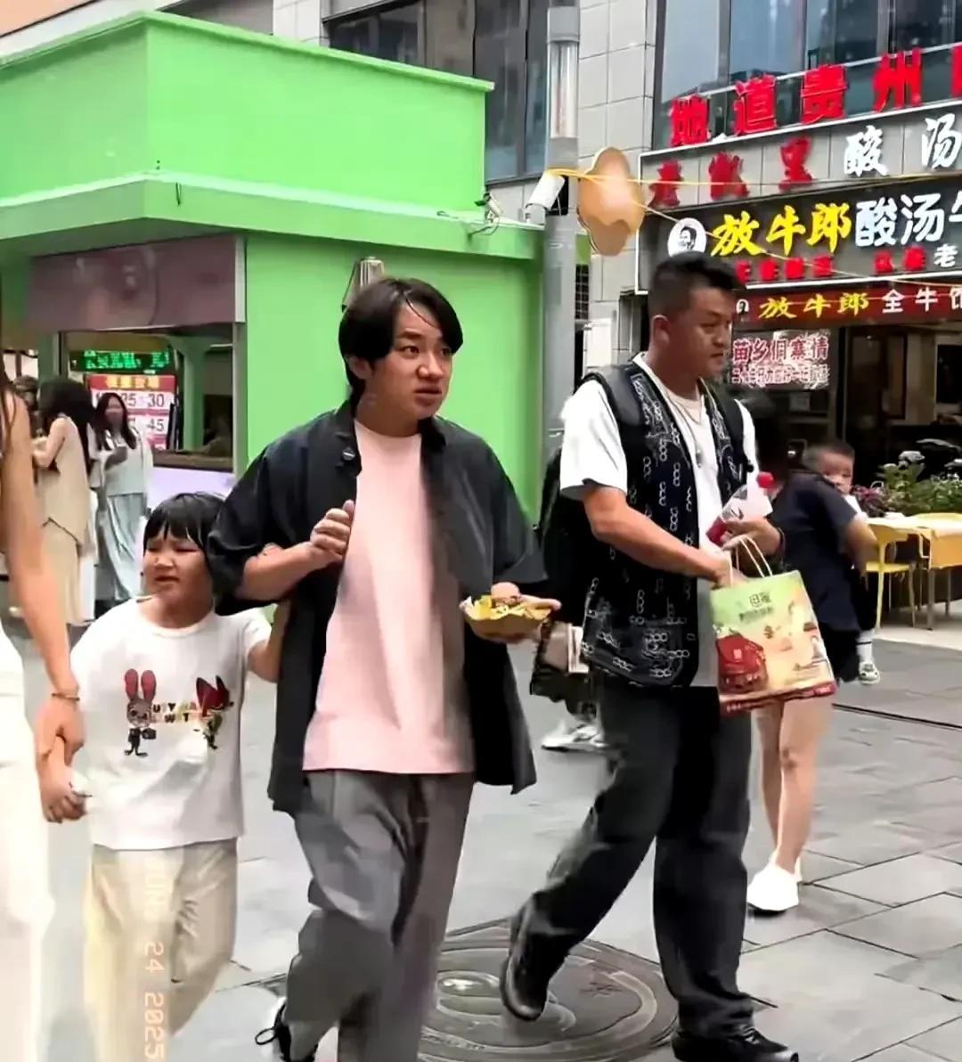 王祖蓝的女儿长得太像他了！简直是复制粘贴版的！要是随妈妈长像好了！高颜值，大长腿
