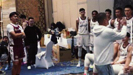 徐杰贵为cba总票王，南区合影竟然不是C位，周鹏居中，我认为安排很合理，有三点原