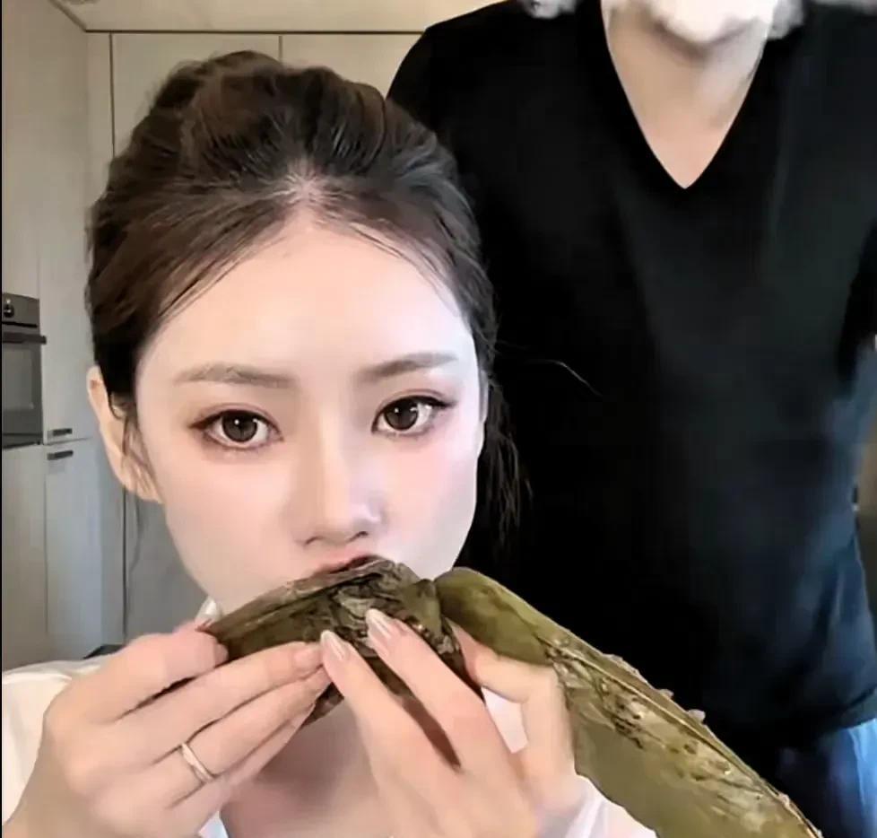 汪小菲娶对人了，马筱梅为了让他带货，一口气吃了六个粽子。
粽子是高热量的东西，一