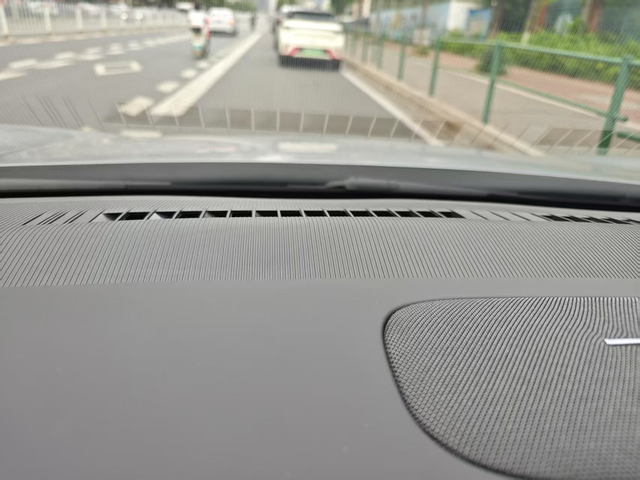 前挡出风口反光 怎么处理
那个黑色格子，倒映在前挡玻璃上 碍眼，怎么消除呢？