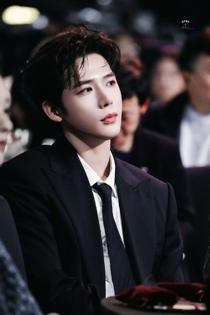 镜头扫过人群的瞬间，目光不自觉就被他锁定！那昂首挺胸的姿态，从容不迫的步伐，每一