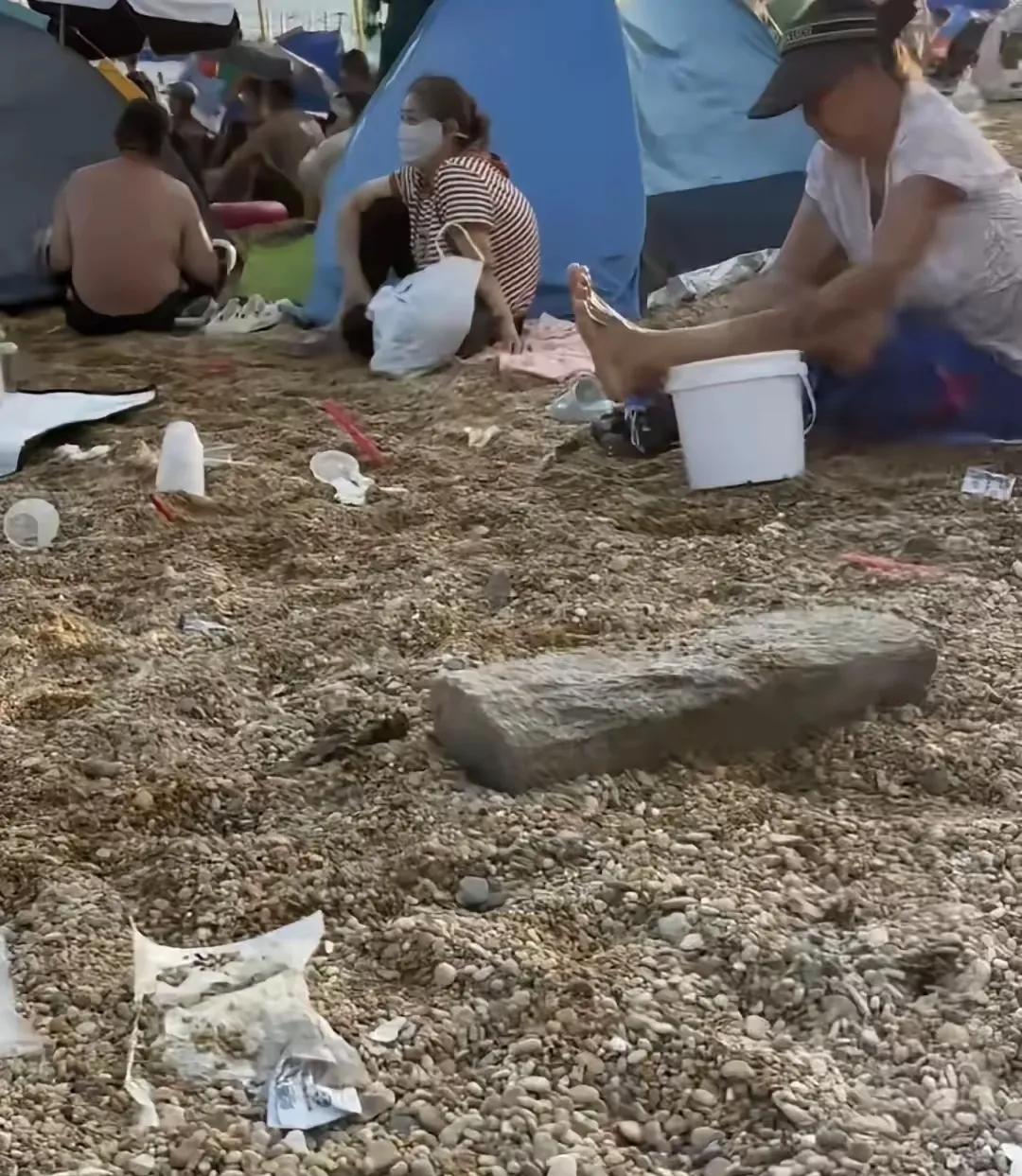 大连付家庄海边浴场的垃圾，遍地都是。经济不断提升，文明有多少进步？
有网友说是浴