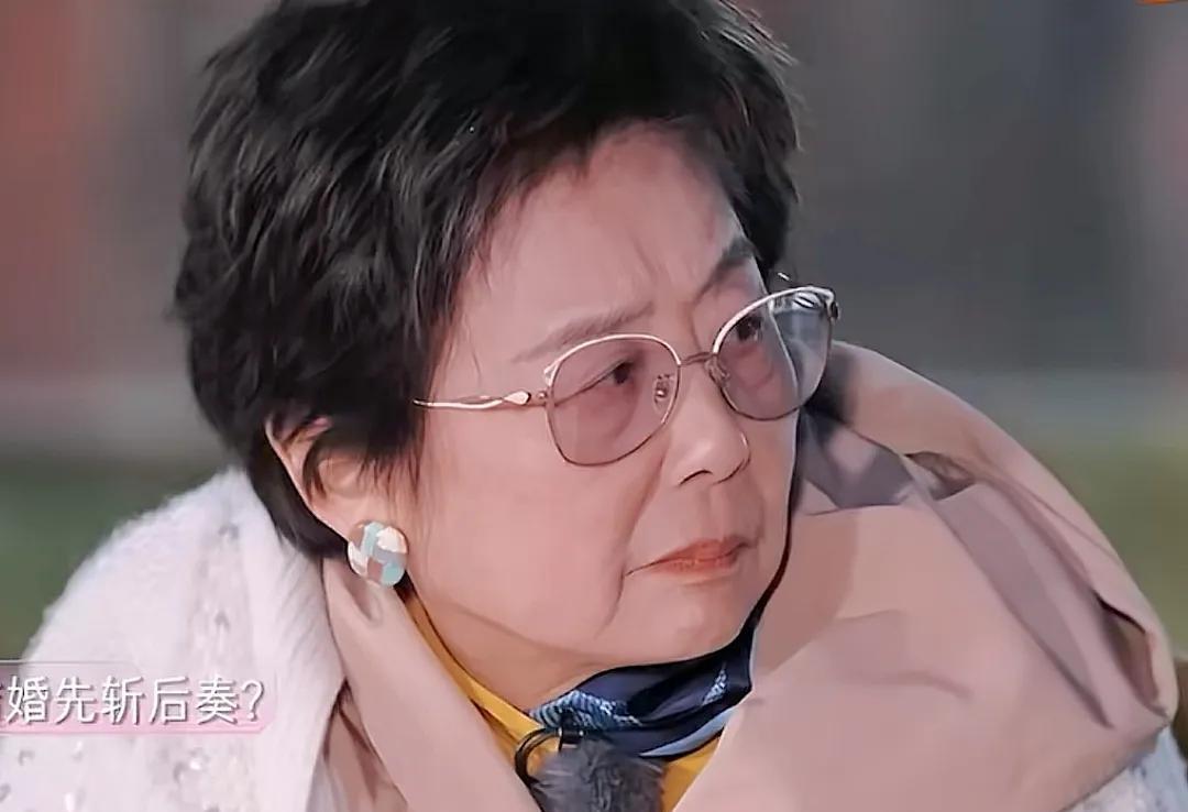 妈呀，黄圣依结婚都没有告诉自己的妈妈，妈妈甚至从电视台得知的，妈妈知道后很惊讶，