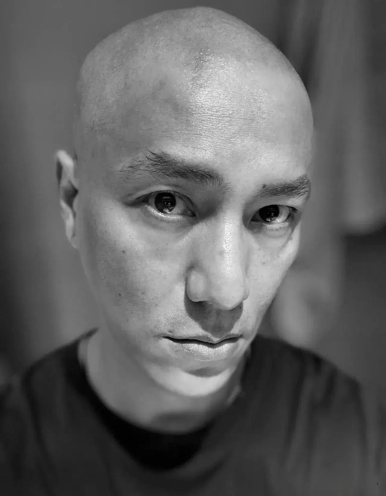 如果不说，你能认出来这位是谁吗？
说实话，第一眼我以为是罪犯，没想到居然是陈坤，