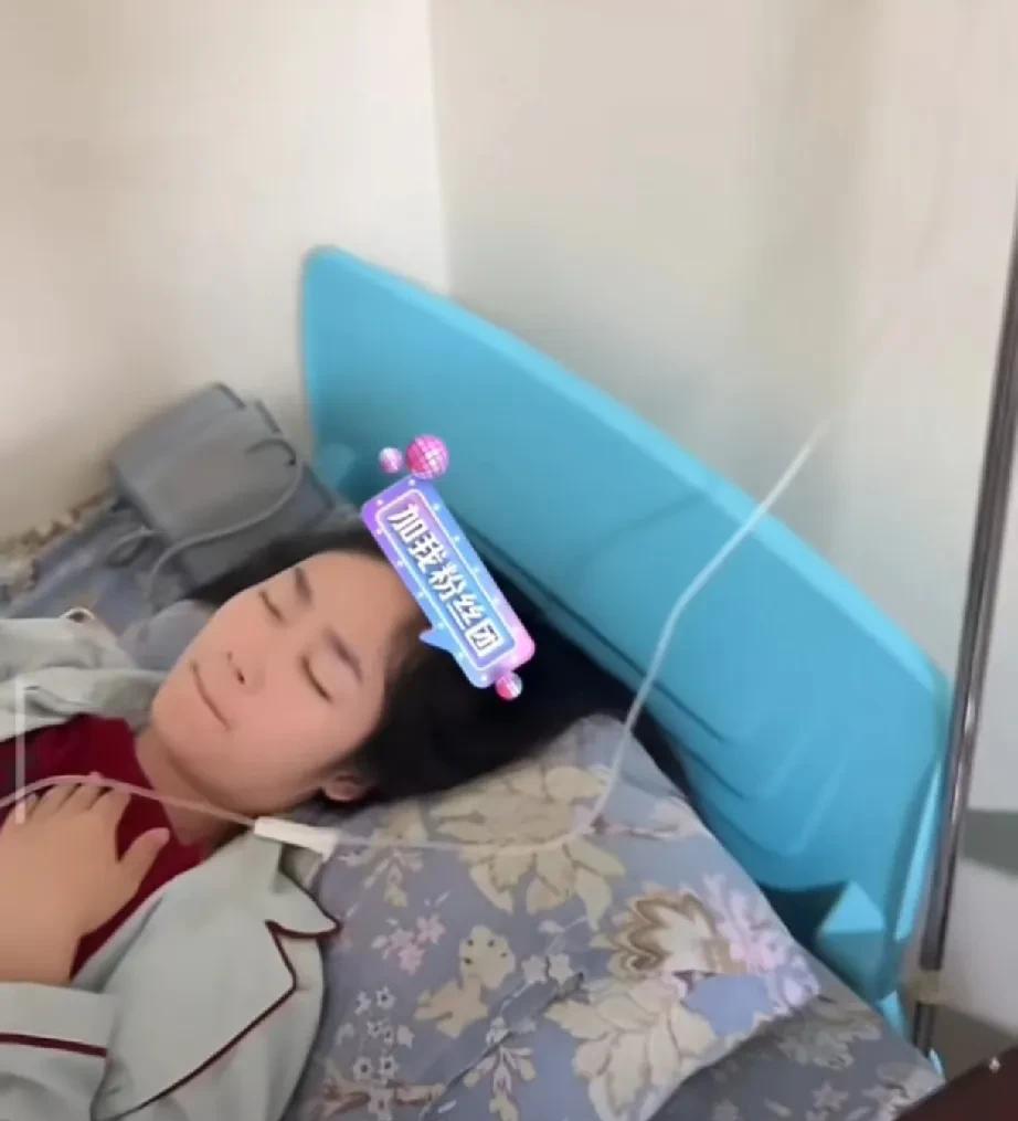 秋秋连续高烧不退，小松很担心，守护在秋秋病床前急得不行。
小松开直播解释说，秋秋