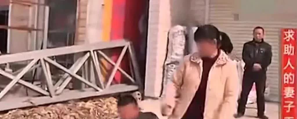 河南男子带侄媳妇私奔，13年后病重求妻女收留，妻子心软正准备答应，谁知，男子又提