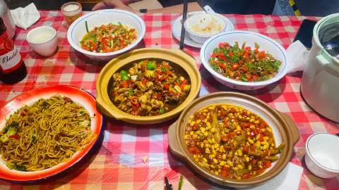 江西菜也挺下饭，但是这家的米饭怪怪的
炒粉竟然是最辣，明明点的微辣
吃完后俩人嘴