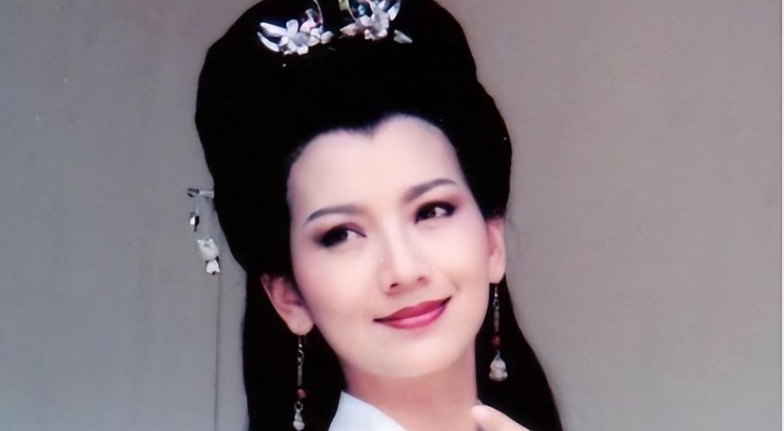 1975年，21岁的赵雅芝嫁给了31岁的香港名医黄汉伟，婚后仅三年，赵雅芝便与已