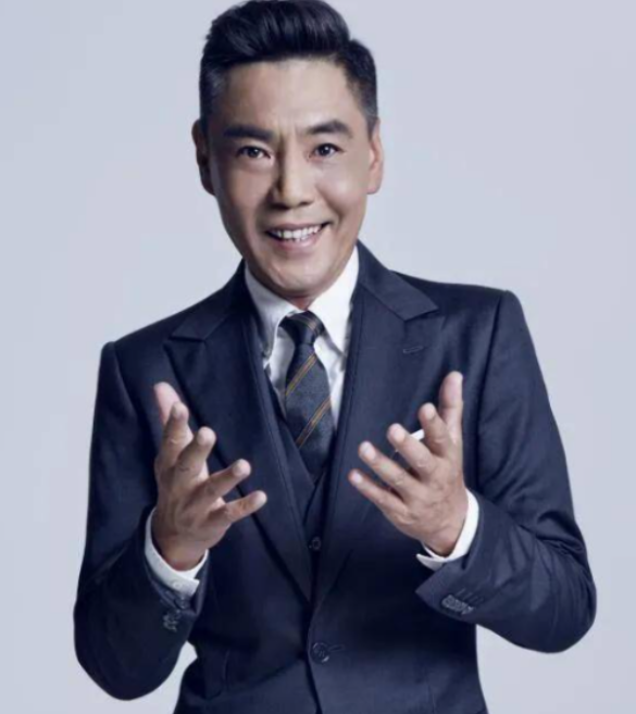 1996年，张国立和屠洪刚在外面吃饭，中途，屠洪刚和旁边的人产生了矛盾，打了起来