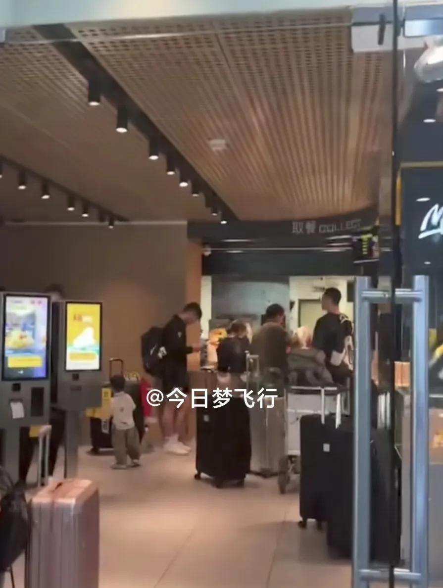 广东队顺利飞抵深圳，即将回到东莞大本营！
接近傍晚六点，广东队从山西太原顺利飞返
