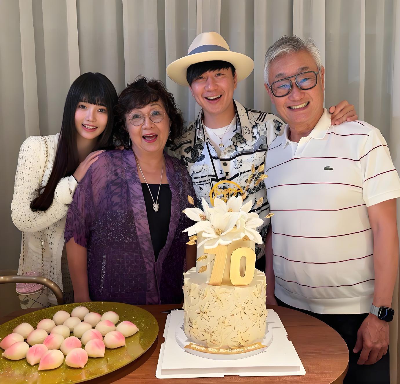 果然，
不管男人女人，
只要有条件，都会选年轻的。
 
前几天金沙被小19岁男友