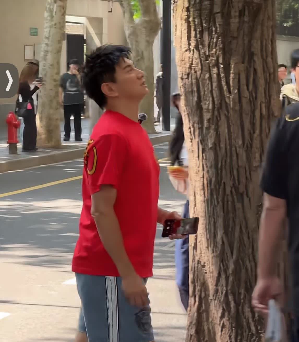 55岁的吴奇隆，
保养的真不错
虽然身高不高，
整体看起来还是比较年轻的感