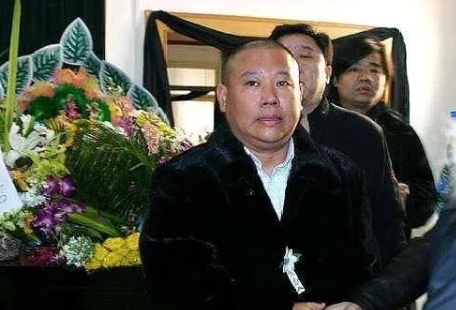 2006年，马季突然去世，没想到郭德纲穿着貂皮大衣去参加葬礼，大家纷纷指责他：太