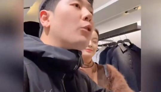 一对夫妻逛街买衣服，询问价格后嫌贵没买，怎料，遭店员嘲讽“买不起就买不起，还说东