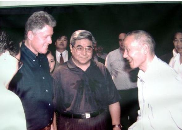 1998年6月，克林顿首次访华，参观秦始皇兵马俑后，点名要见农民杨志发，谁知对方