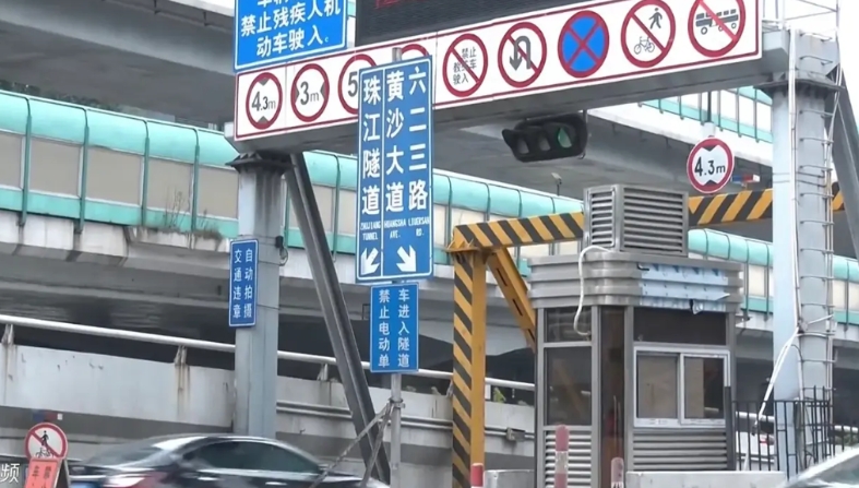 广州市珠江隧道入口，大大个警示牌标明电动自行车不准驶入，但是电鸡车屡禁不止，强行
