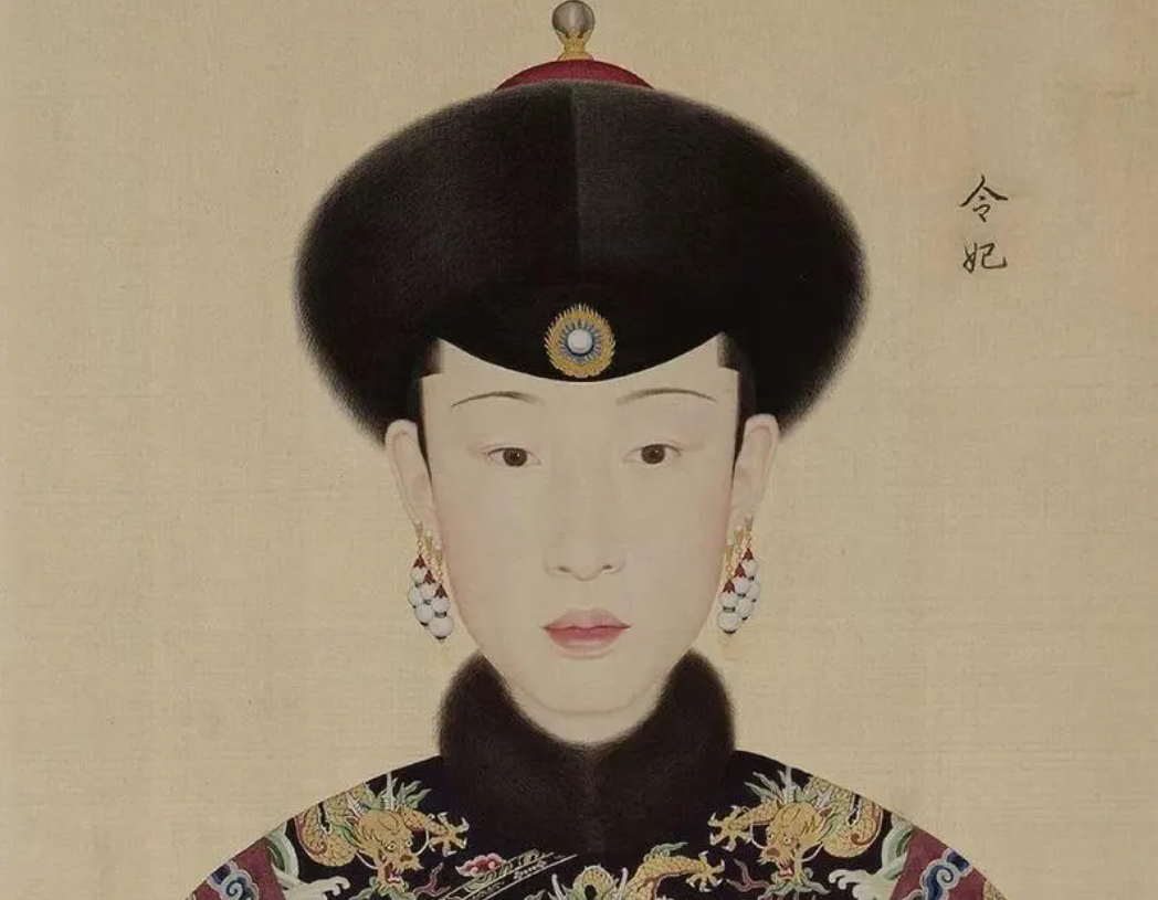 1766年，令妃刚刚生完孩子，55岁的乾隆便猴急地让她侍寝。令妃没办法，只能强撑