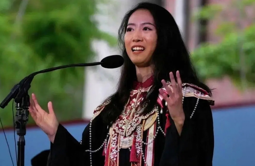2025年5月29日，在哈佛大学毕业典礼上，中国籍女孩蒋雨融的演讲引起社会轩然大