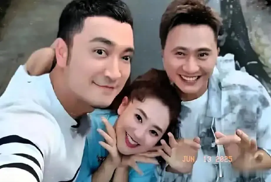 这是央视主持人杨帆、尼格买提和月亮姐姐的合影，看来他们朋友关条很好，他们可都是央