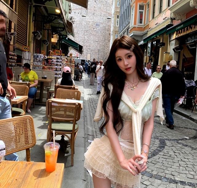 22岁的你在干嘛？
忙着投简历还是挤地铁？
王思聪新晋小女友懒懒已经坐在私人飞机