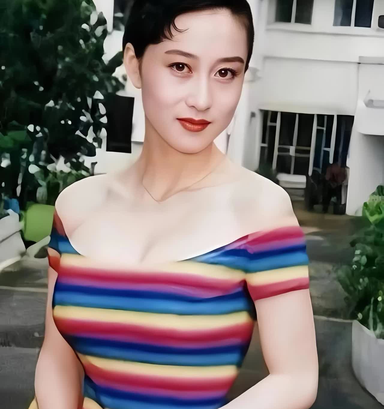 果然还是女人更懂女人，

一女子被问，为啥利智不去照顾李连杰呢？

利智