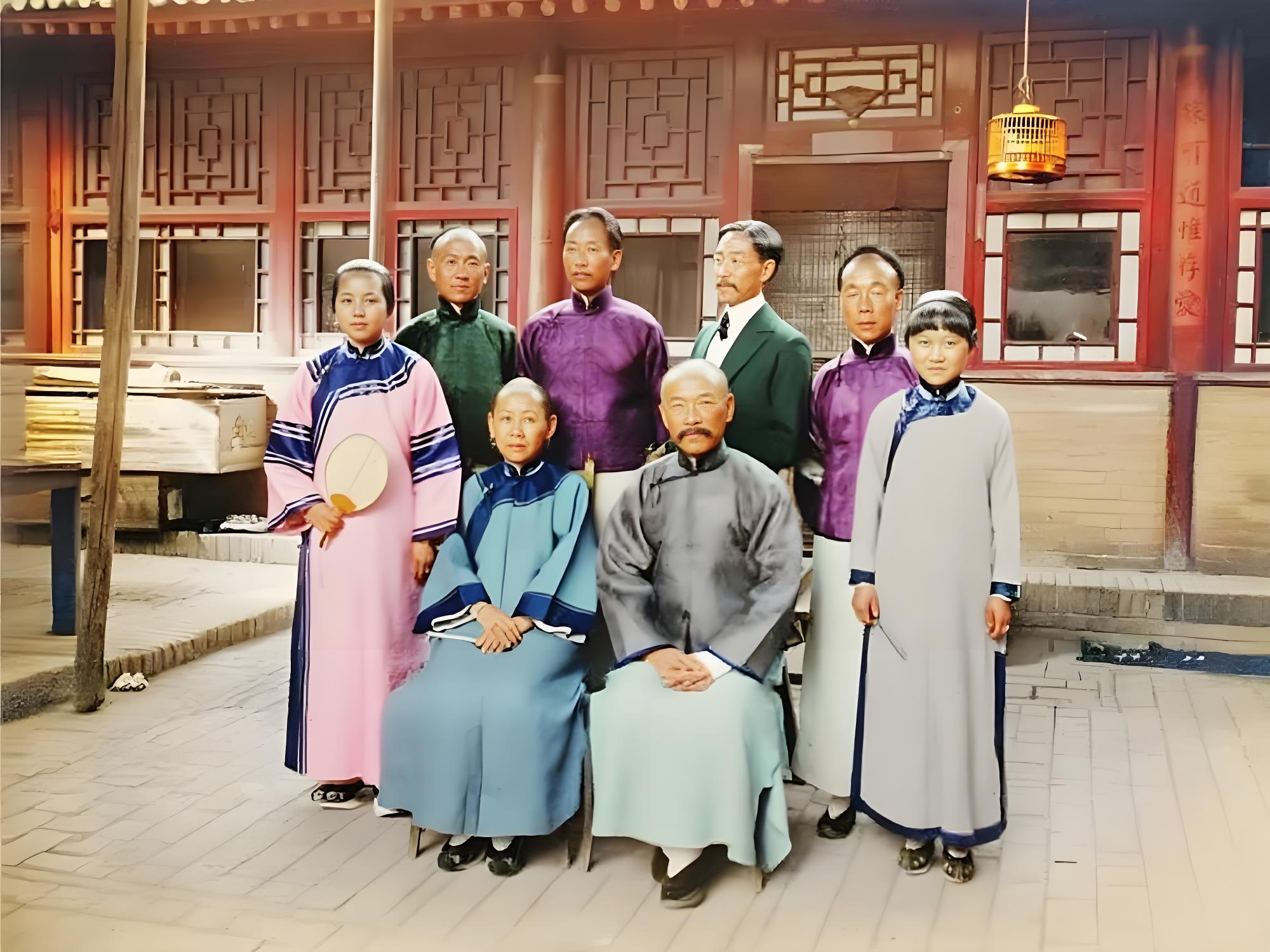 清末，一个旗人家庭的合影，穿西装的那位与众不同，难道是留洋回来的？